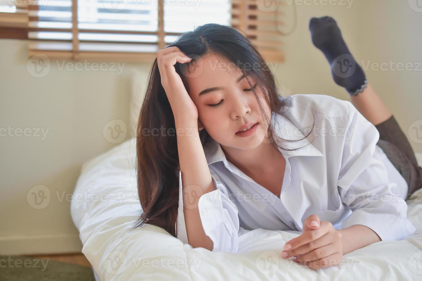 encantadoras mujeres felices se levantan en el dormitorio por la mañana foto