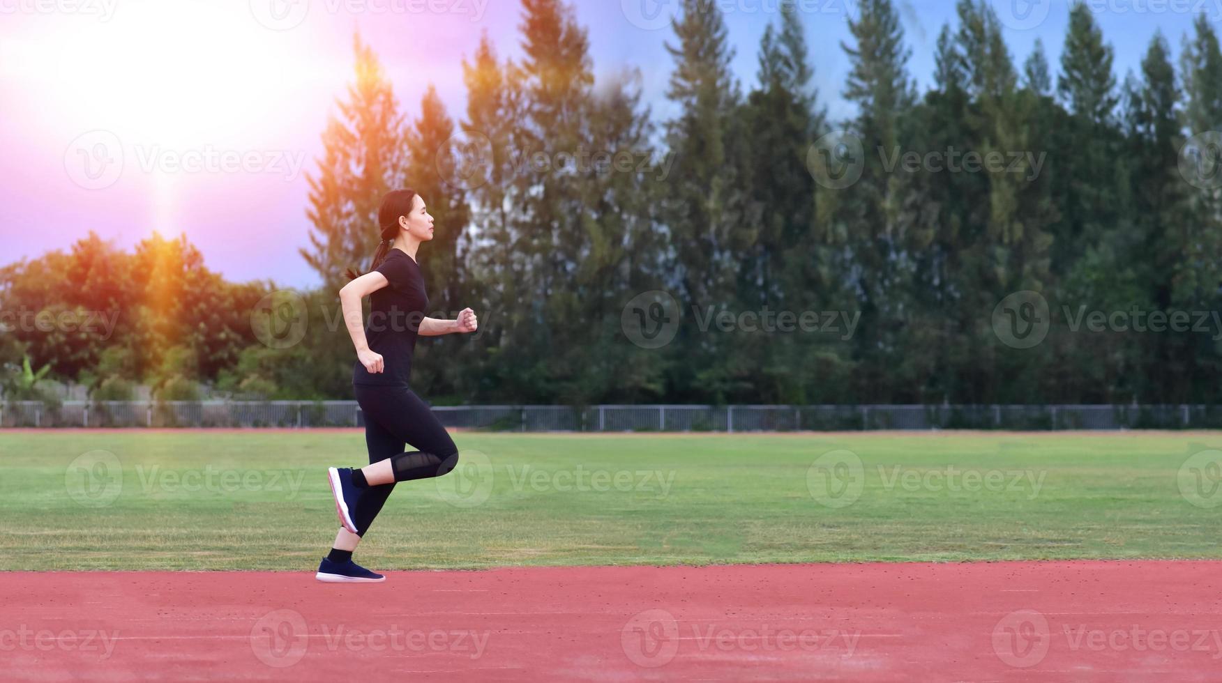 mujeres deportivas corriendo ejercicio o trotando foto