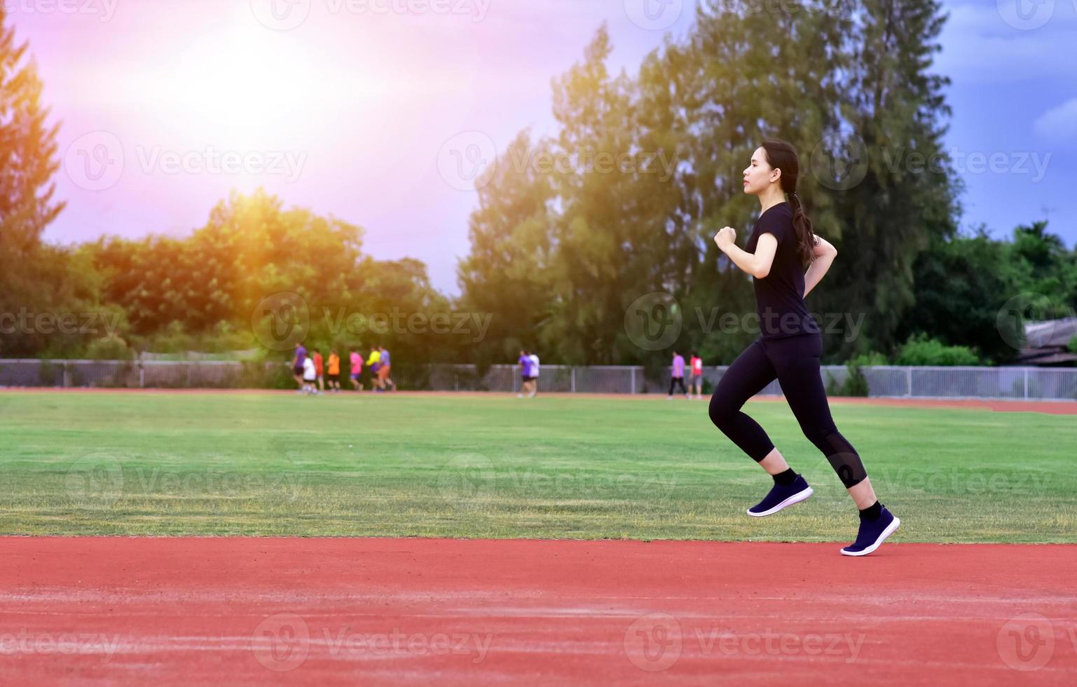 mujeres deportivas corriendo ejercicio o trotando foto