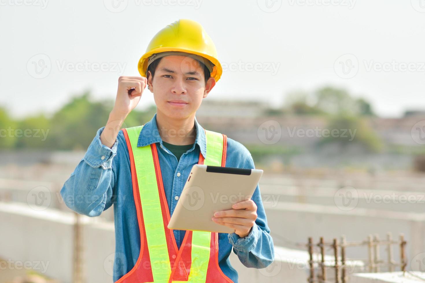 ingeniero inspector en la construcción del sitio por tecnología de tableta foto