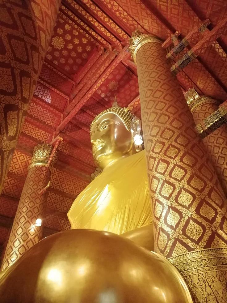 imagen de buda wat panan choeng ilustración en color dorado hermosa tailandia meditar el budismo foto