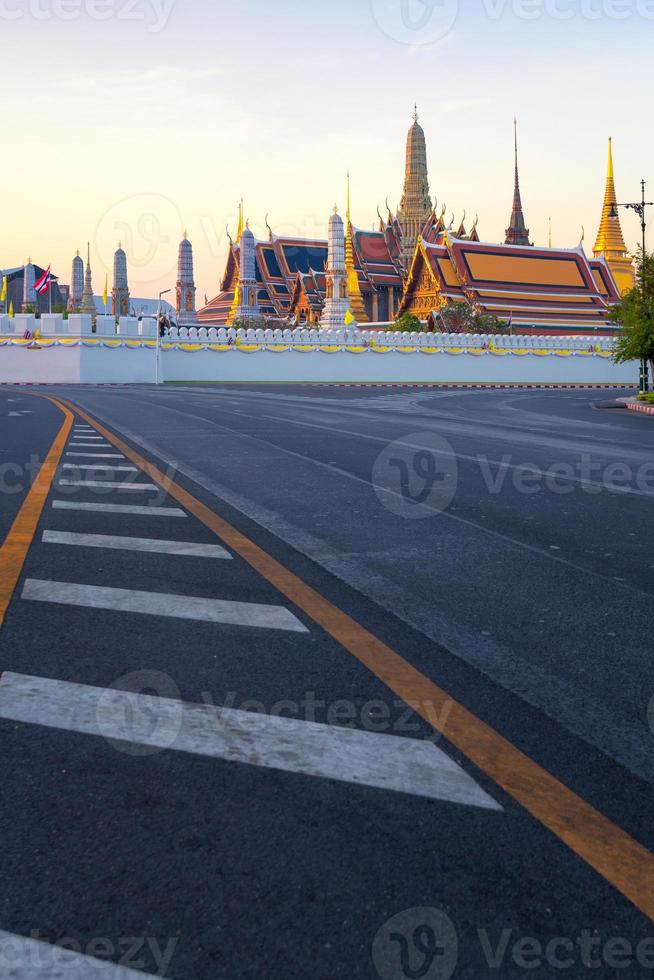 templo del buda de esmeralda o el templo de wat phra kaew en bangkok, thailnd foto