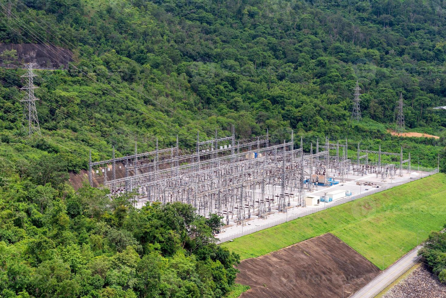 Central eléctrica con sistema de línea de transición de energía eléctrica en zona de montaña foto