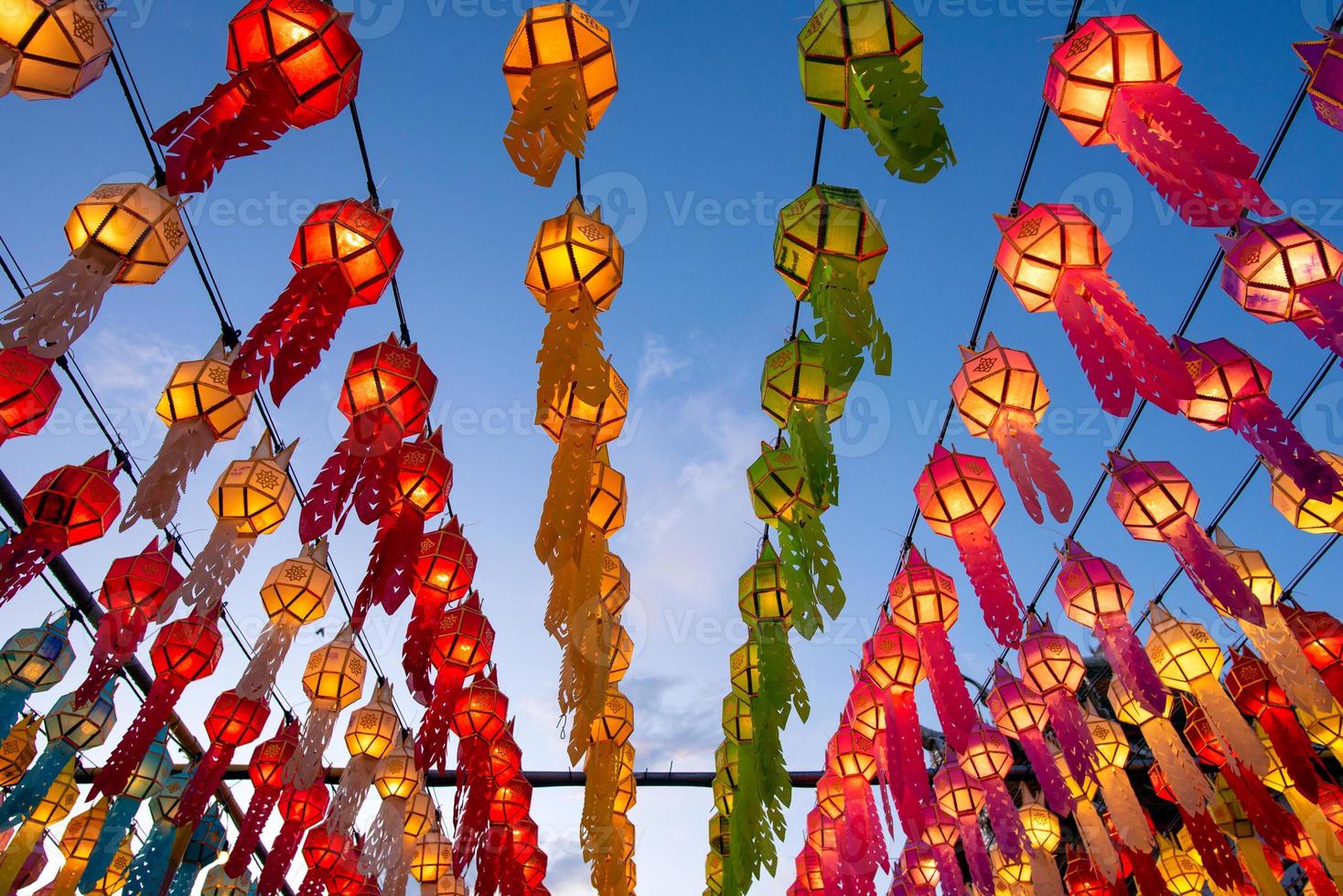 hermosas linternas de colores en el festival de la linterna yee peng en wat phra that hariphunchai en lamphun, tailandia. foto