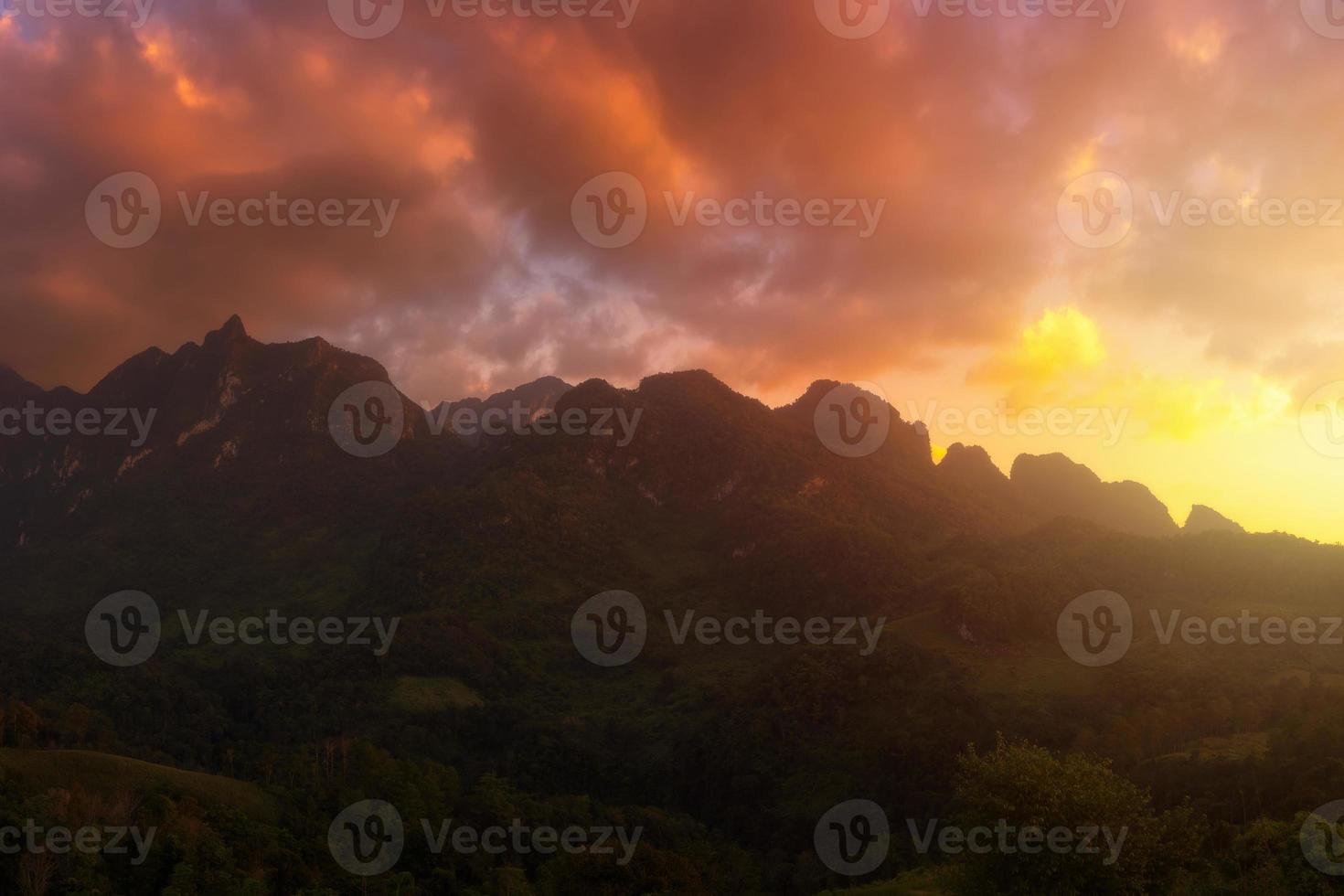 Vista panorámica de la montaña doi luang chiang dao durante la puesta de sol, la famosa montaña que los turistas deben visitar en chiang mai, tailandia. foto