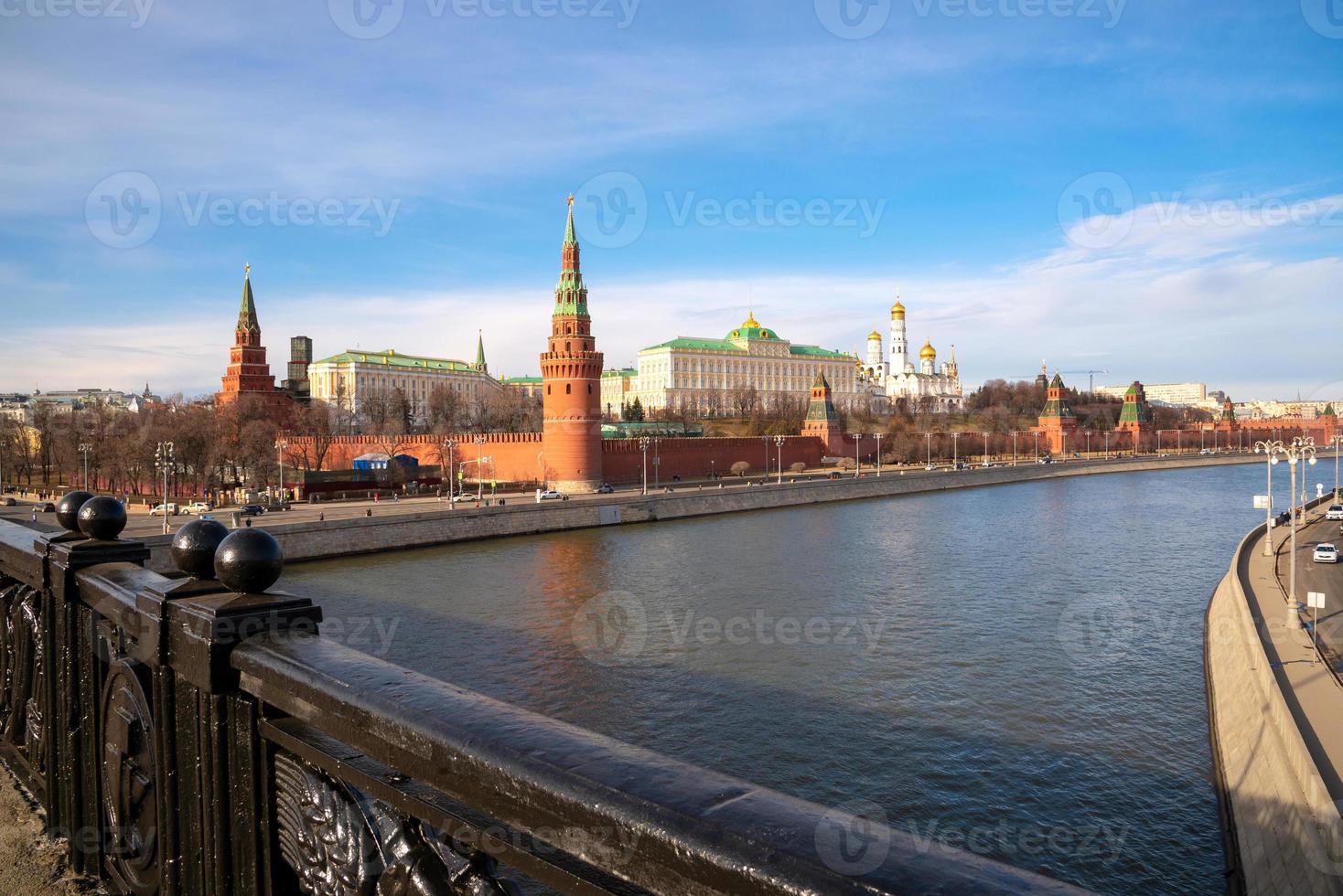 el palacio del kremlin junto con moskva en moscú, rusia foto