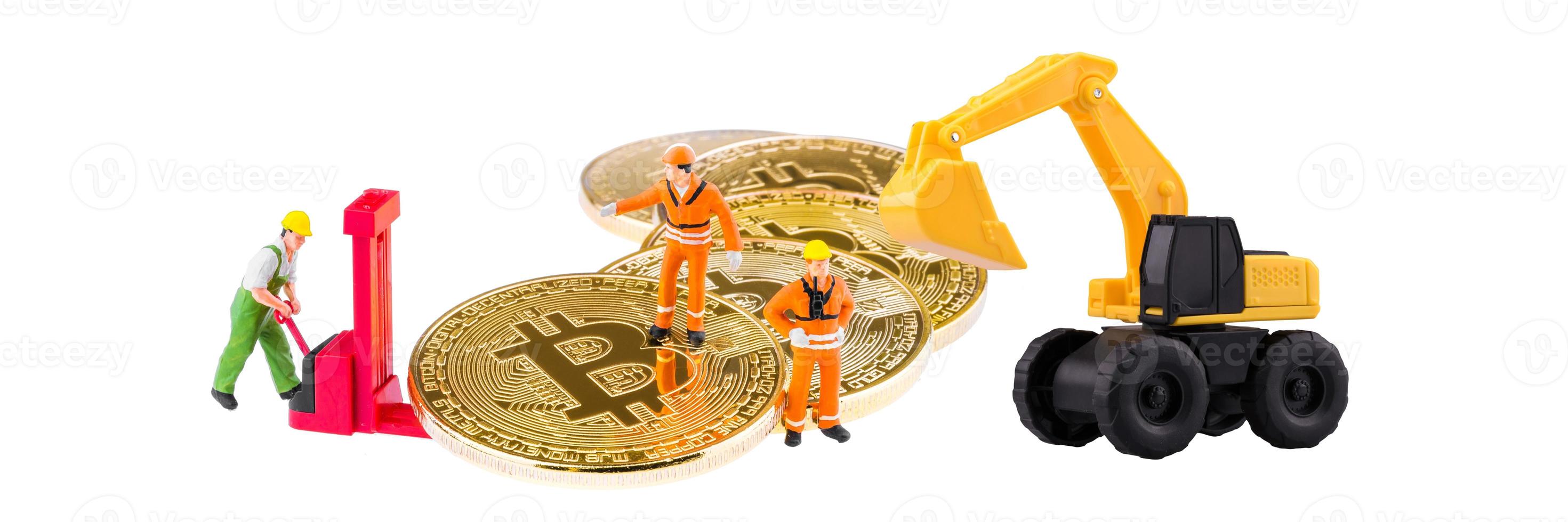 El ingeniero y el trabajador en miniatura están extrayendo y transfiriendo la actividad de bitcoin. Diseño conceptual para tecnología de criptomonedas y blockchain. foto