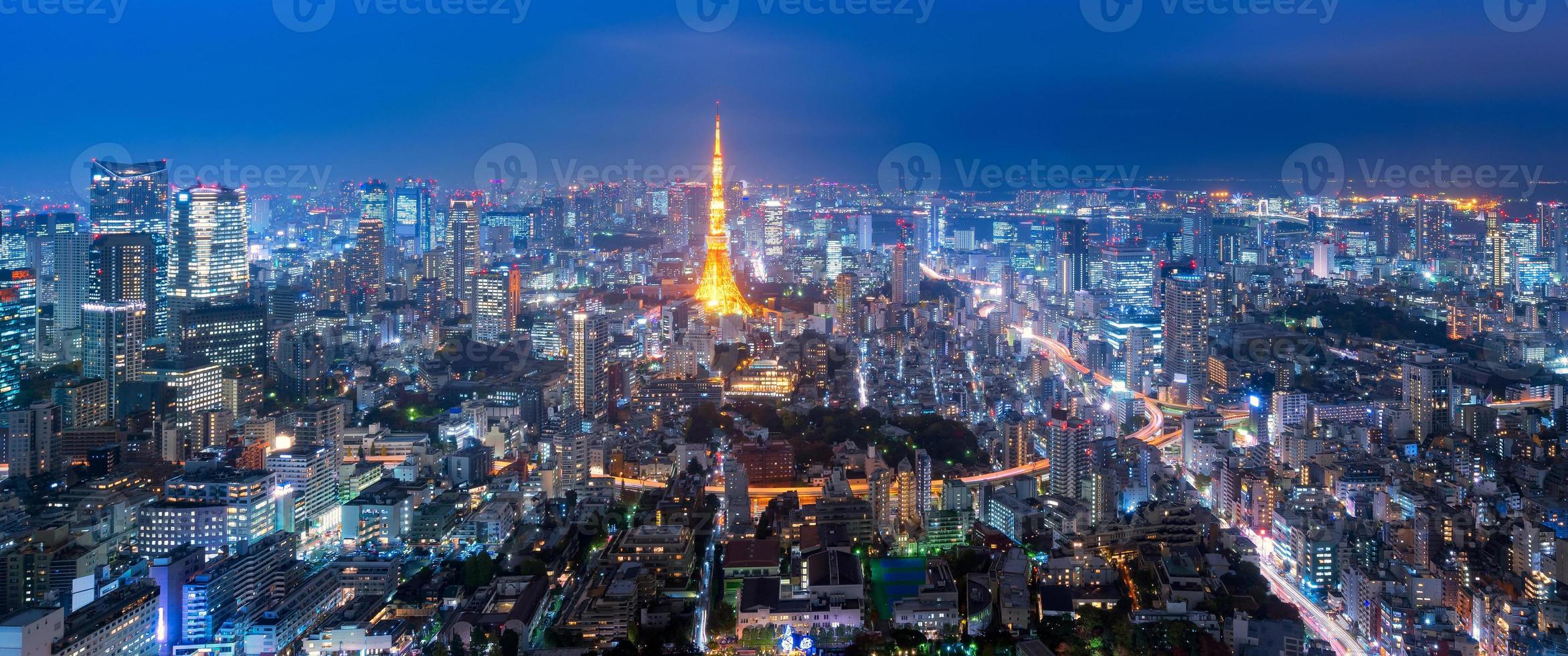 Vista panorámica de la torre de Tokio y la vista del paisaje urbano de Tokio desde las colinas de Roppongi en la noche en Tokio, Japón foto