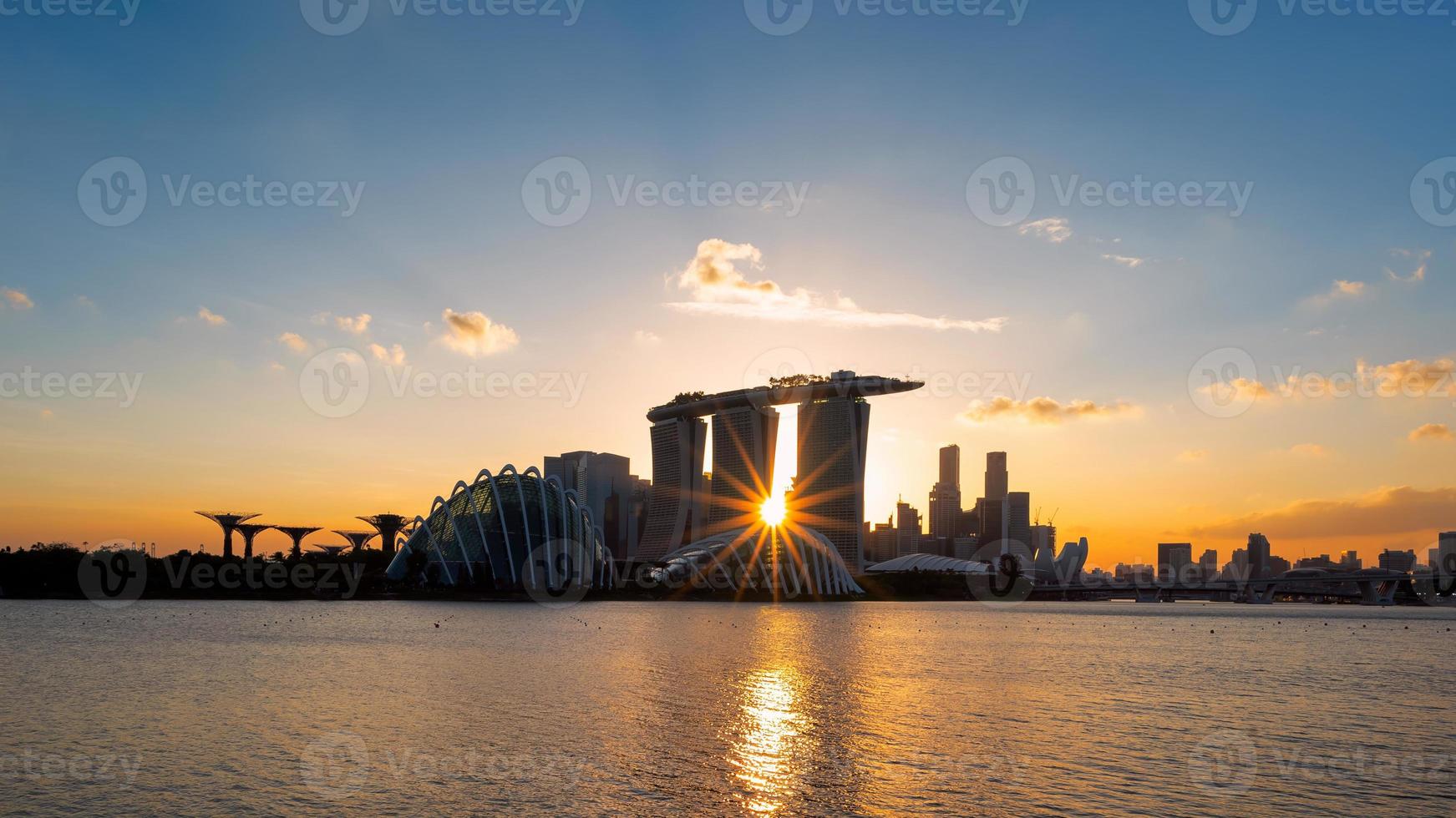 Vista de la ciudad de Singapur del área de construcción del centro de negocios de Marina Barrage durante la puesta de sol en Singapur. foto