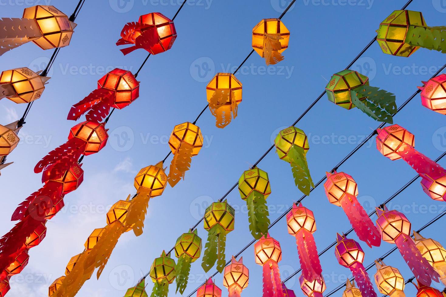 hermosas linternas de colores en el festival de la linterna yee peng en wat phra that hariphunchai en lamphun, tailandia. foto