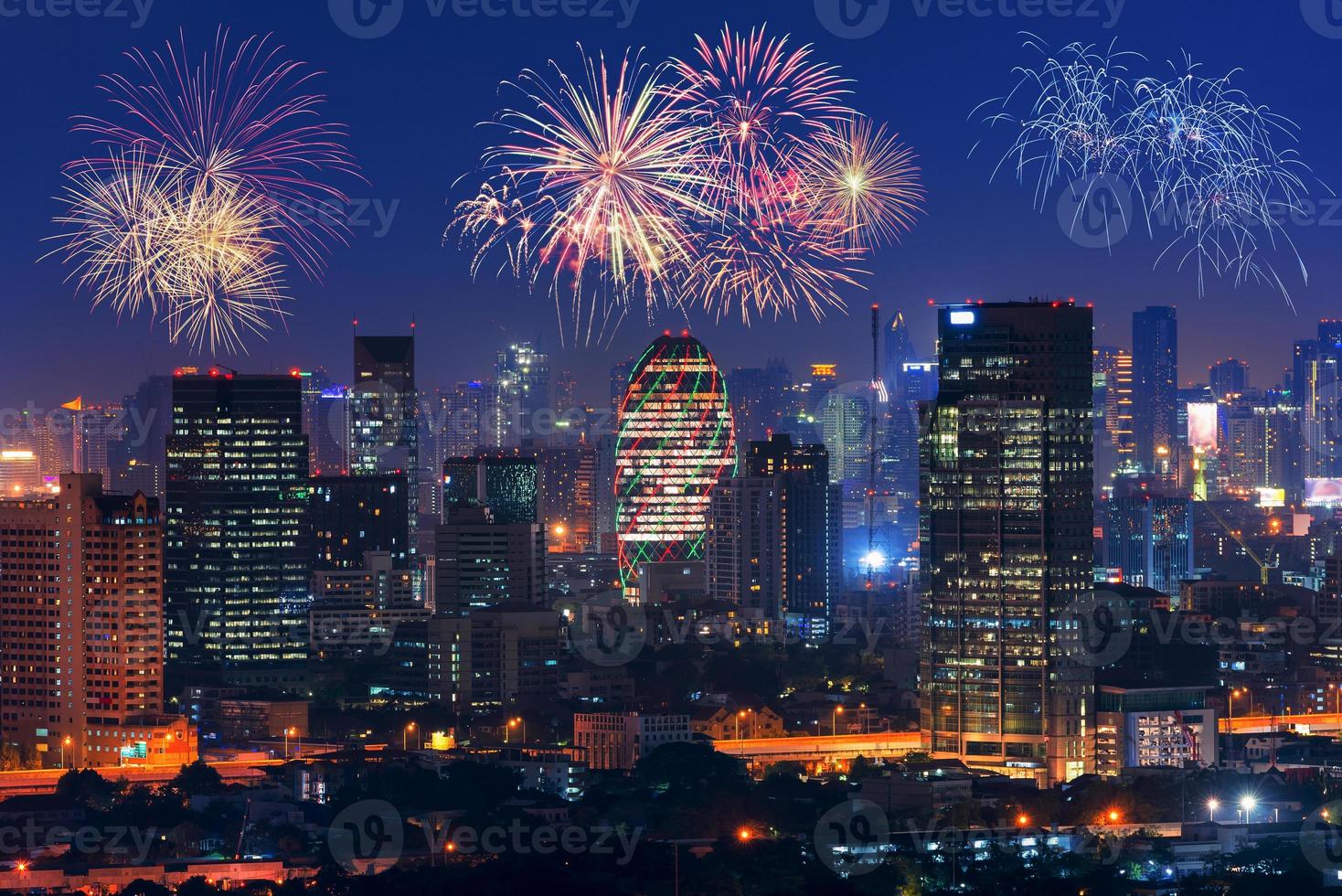 Vista del paisaje urbano del moderno edificio de negocios de oficinas de Bangkok en Bangkok, Tailandia. Bangkok es la capital de Tailandia y Bangkok es también la ciudad más poblada de Tailandia foto