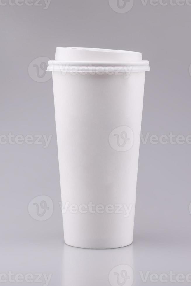 Taza de café con leche para llevar con área en blanco sobre fondo gris. diseño elegante con espacio de copia para colocar su modelo de plantilla y marca para negocios de café y bebidas. foto