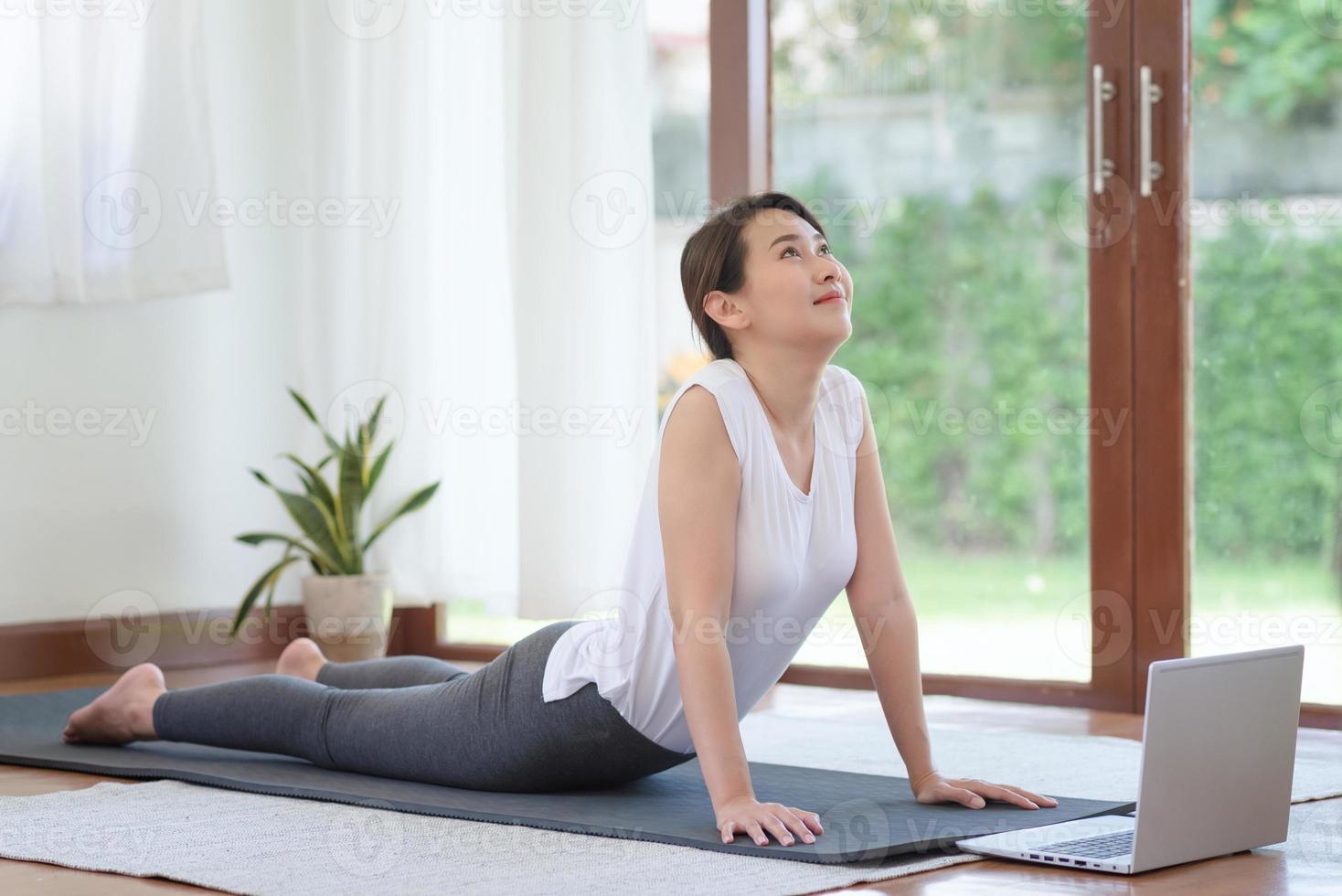 Hermosa mujer asiática mantenerse en forma haciendo ejercicio en casa para un estilo de vida saludable foto