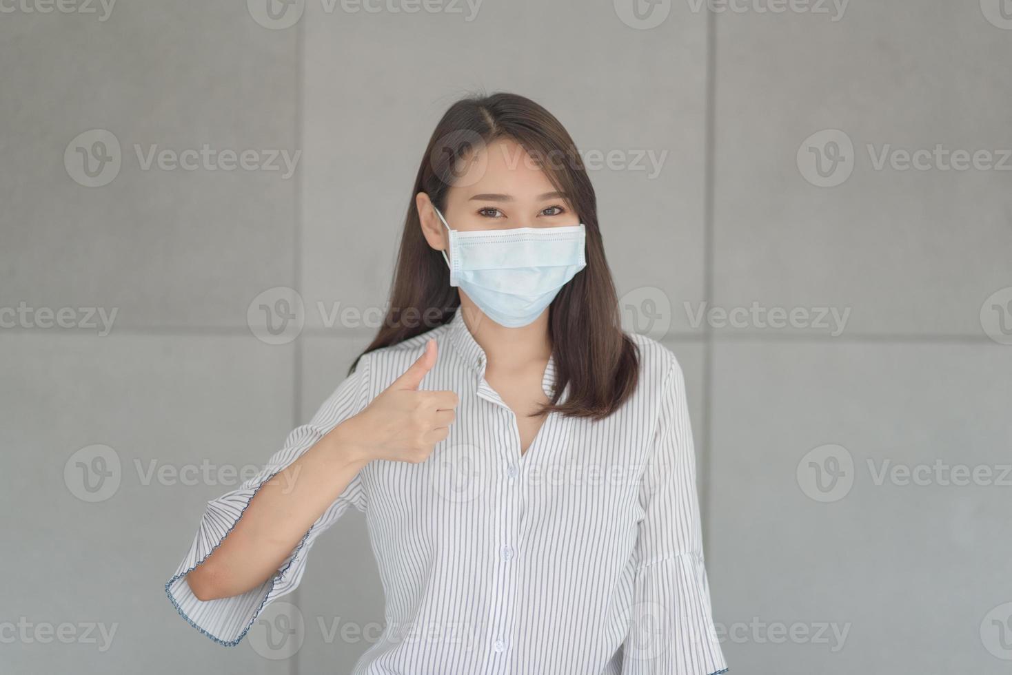 Empleado de negocios que usa máscara durante el trabajo en la oficina para mantener la higiene siguiendo la política de la empresa. preventivo durante el período de epidemia de coronavirus o covid19. foto