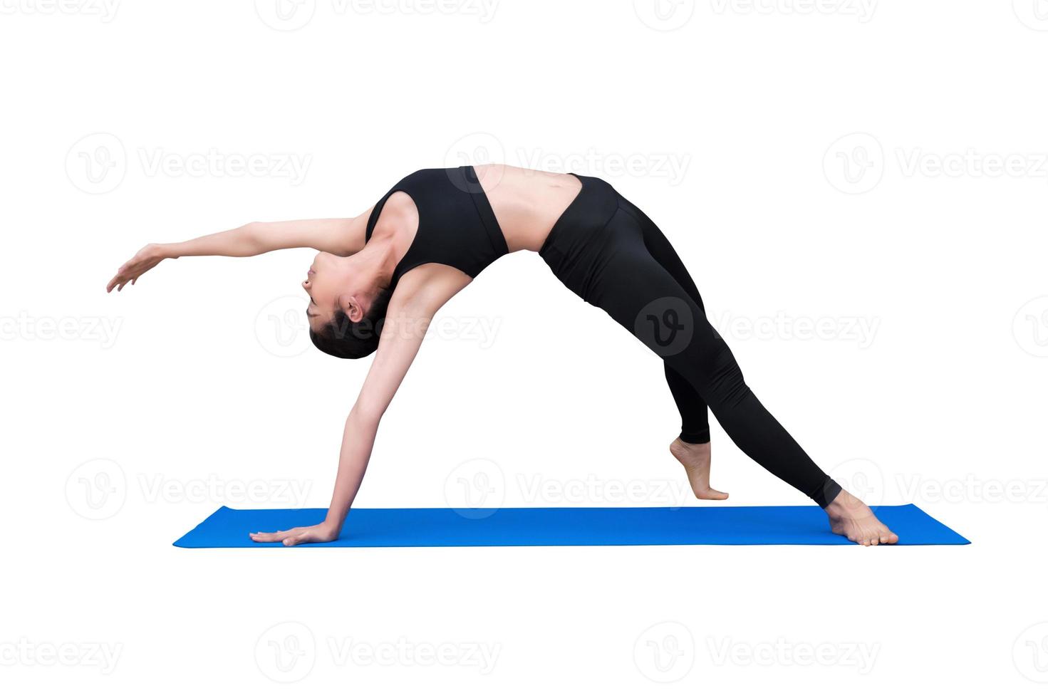 Mujer sana ejercicio de yoga aislado con trazado de recorte sobre fondo blanco.Diseño de fotografía para fitness mujer deportiva y concepto sanitario. foto