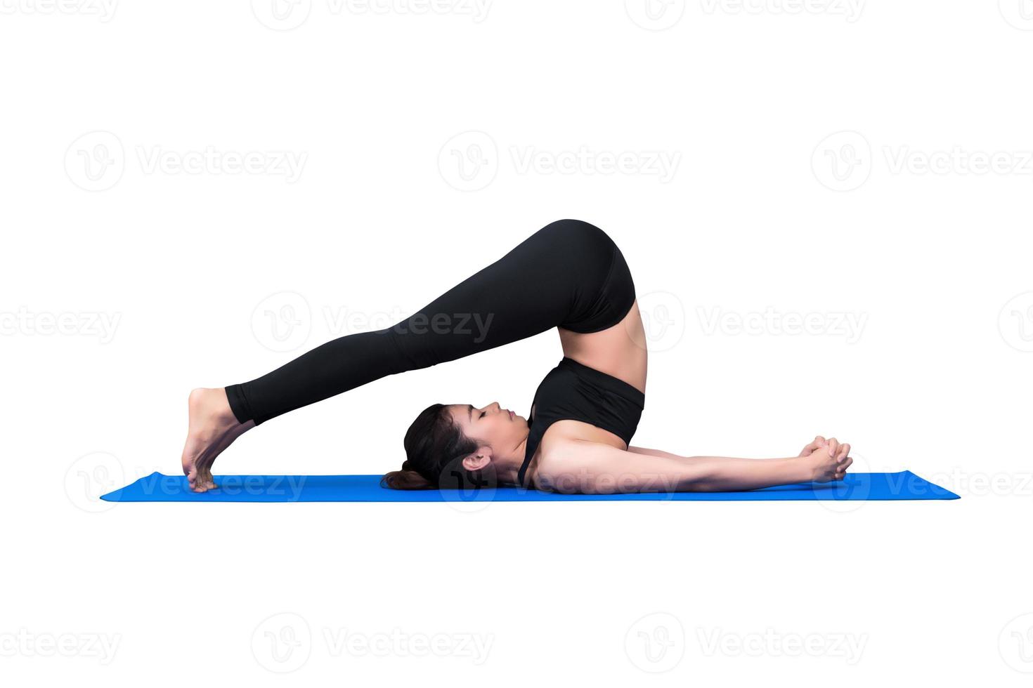 Mujer sana ejercicio de yoga aislado con trazado de recorte sobre fondo blanco.Diseño de fotografía para fitness mujer deportiva y concepto sanitario. foto