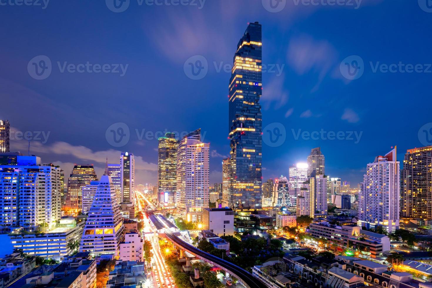Paisaje urbano del centro de negocios en el centro de Bangkok durante la hora punta, Tailandia foto