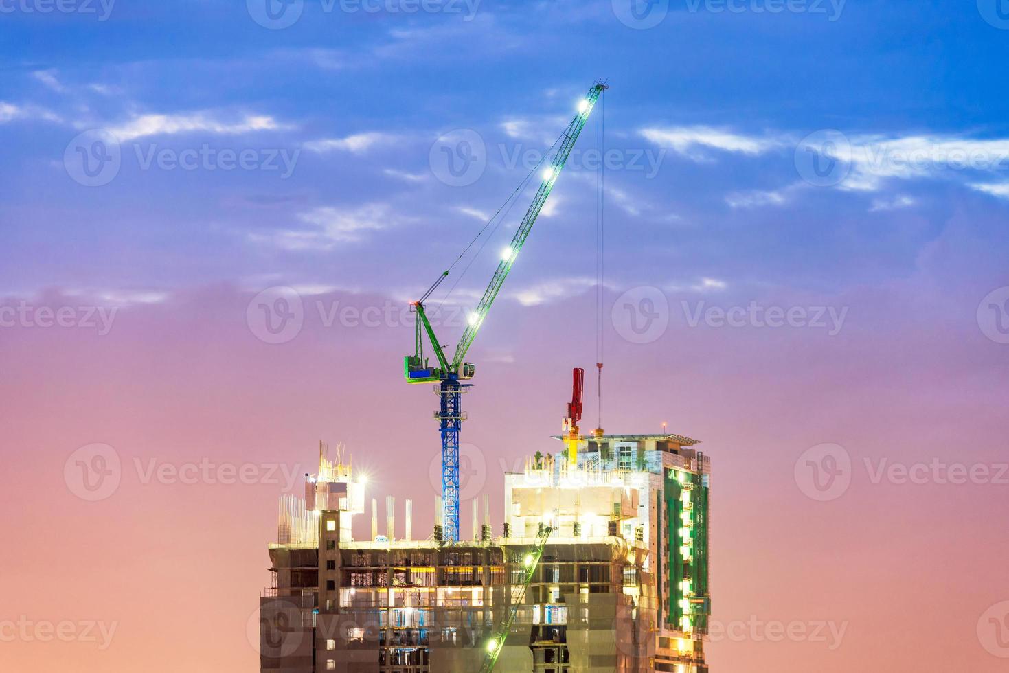 Grúa industrial de servicio pesado ocupada operar en el sitio de construcción para un nuevo proyecto de infraestructura compleja. foto