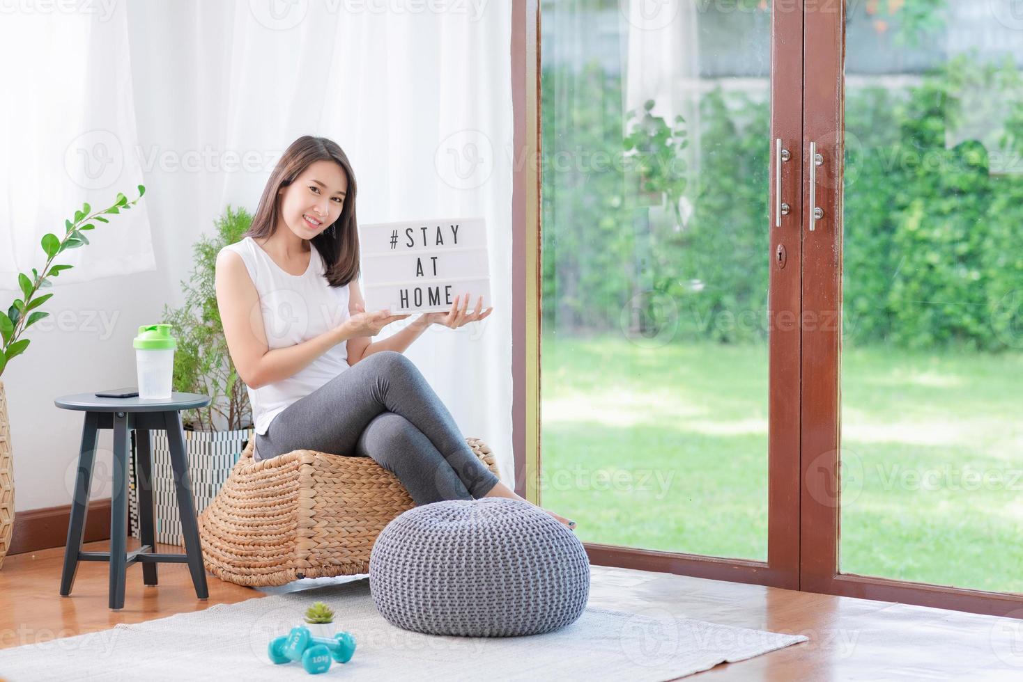 Hermosa mujer asiática mantenerse en forma haciendo ejercicio en casa para un estilo de vida saludable foto