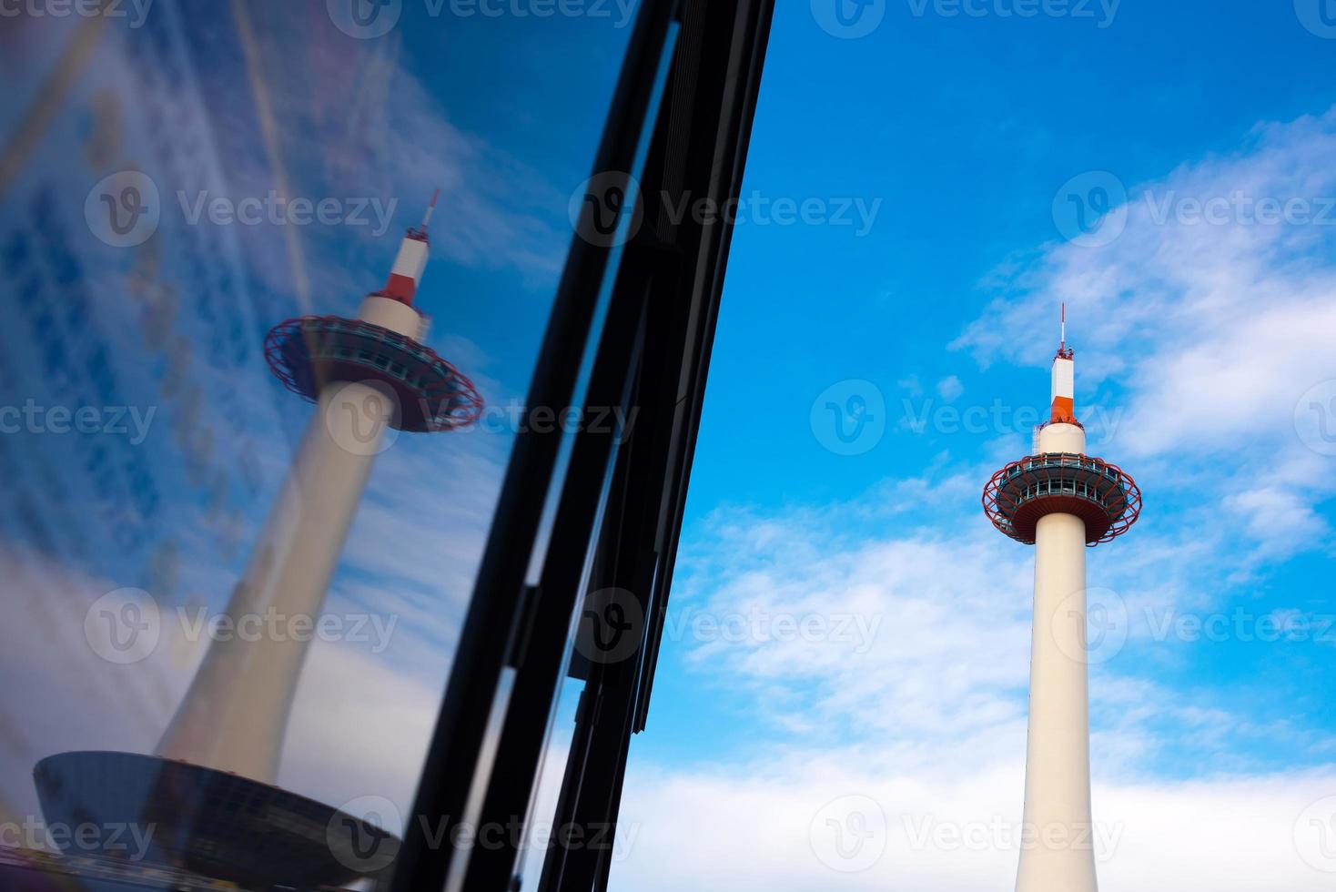 kyoto tower la estructura más alta en kyoto, japón foto