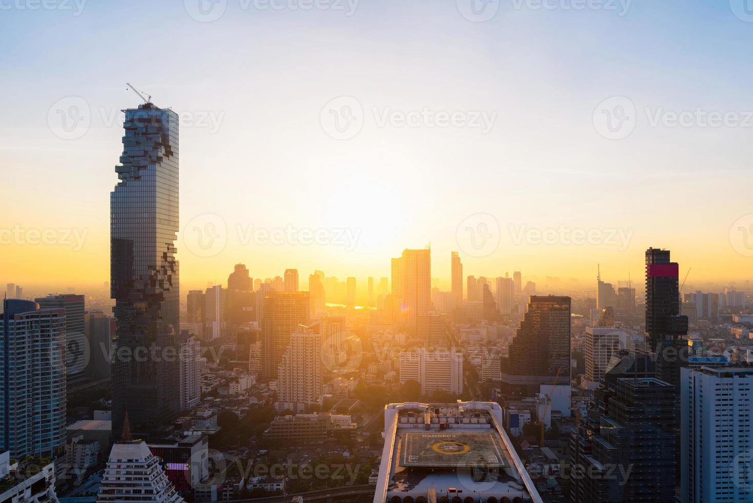 Vista del paisaje urbano del moderno edificio comercial de oficinas en la zona de negocios en Bangkok, Tailandia. Bangkok es la capital de Tailandia y también la ciudad más poblada. foto