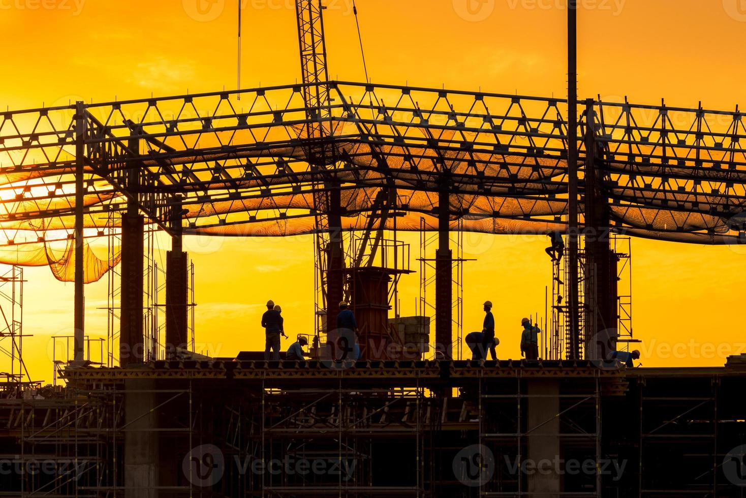 Trabajadores ocupados operan en el sitio de construcción al comienzo de la construcción de un nuevo proyecto de infraestructura compleja. foto