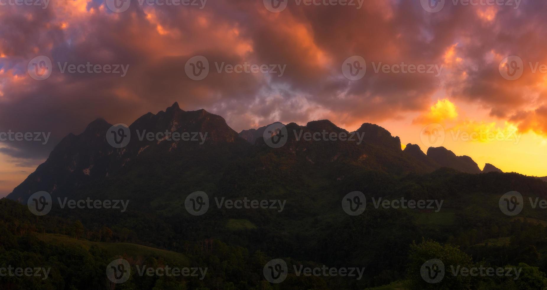 Vista panorámica de la montaña doi luang chiang dao durante la puesta de sol, la famosa montaña que los turistas deben visitar en chiang mai, tailandia. foto