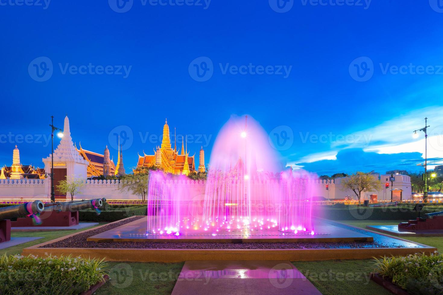 espectáculo de danza de la fuente frente a wat phra kaew, el templo del buda esmeralda en bangkok, tailandia. foto