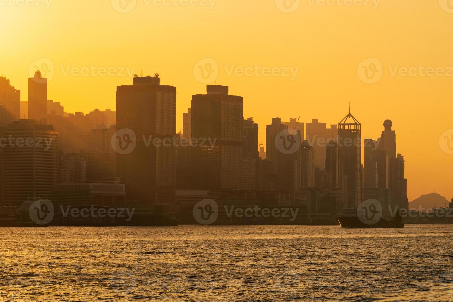 Puerto logístico de Hong Kong con edificio de gran altura al atardecer foto