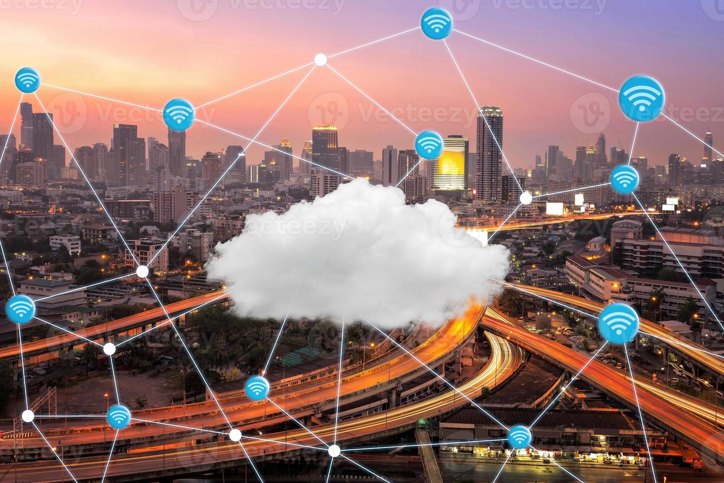 ciudad inteligente con conexión wifi y tecnología de computación en la nube para conexión comercial global. diseño fotográfico para el concepto de ciudad inteligente e internet de las cosas. foto