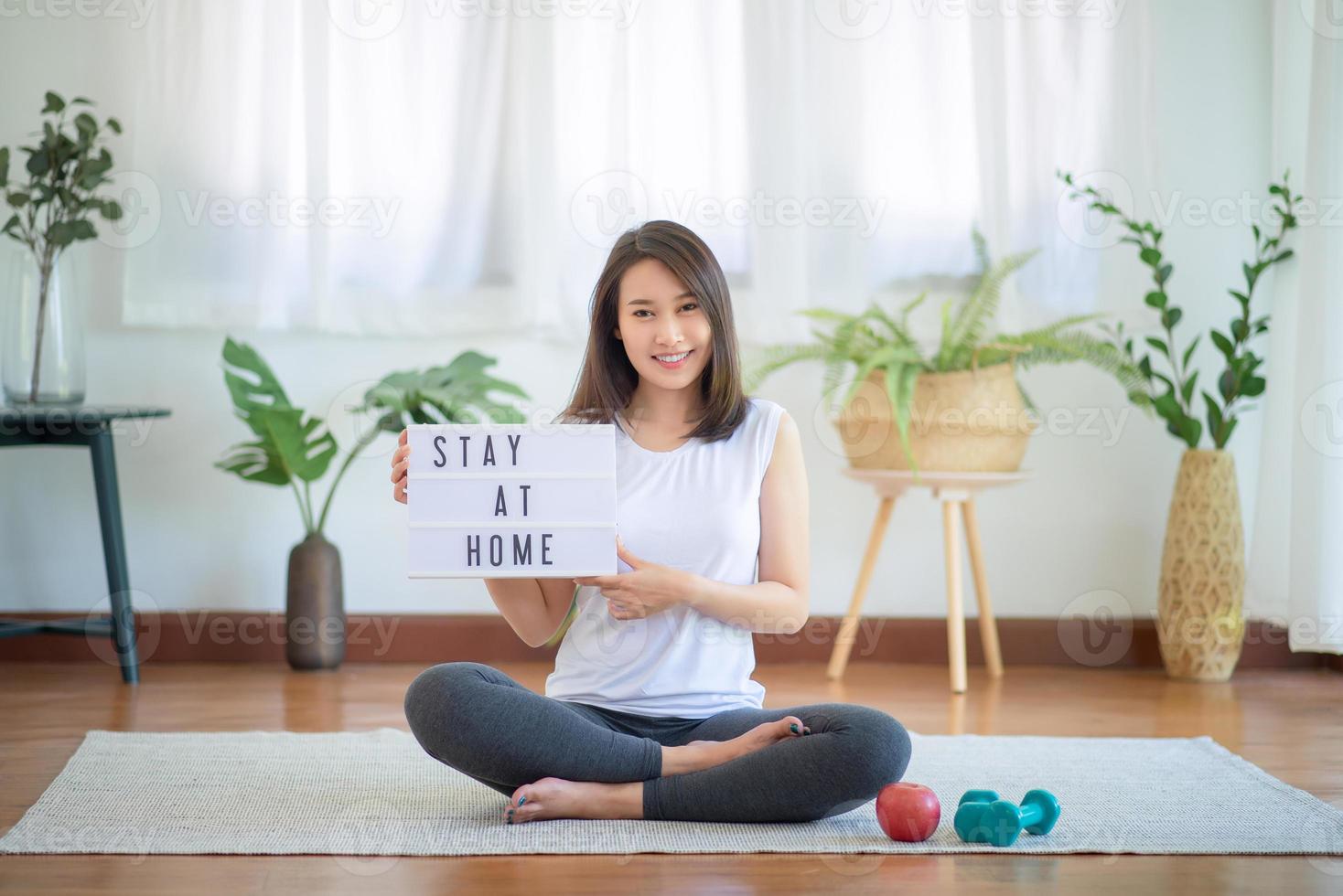 Hermosa mujer asiática mantenerse en forma haciendo ejercicio en casa para un estilo de vida saludable foto