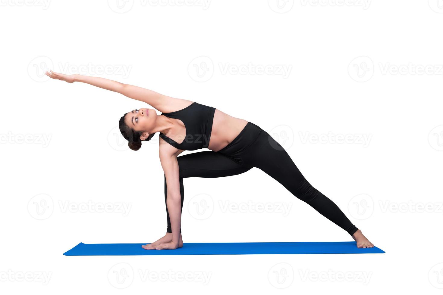 Mujer sana ejercicio de yoga aislado con trazado de recorte sobre fondo blanco.Diseño de fotografía para fitness mujer deportiva y concepto sanitario. foto