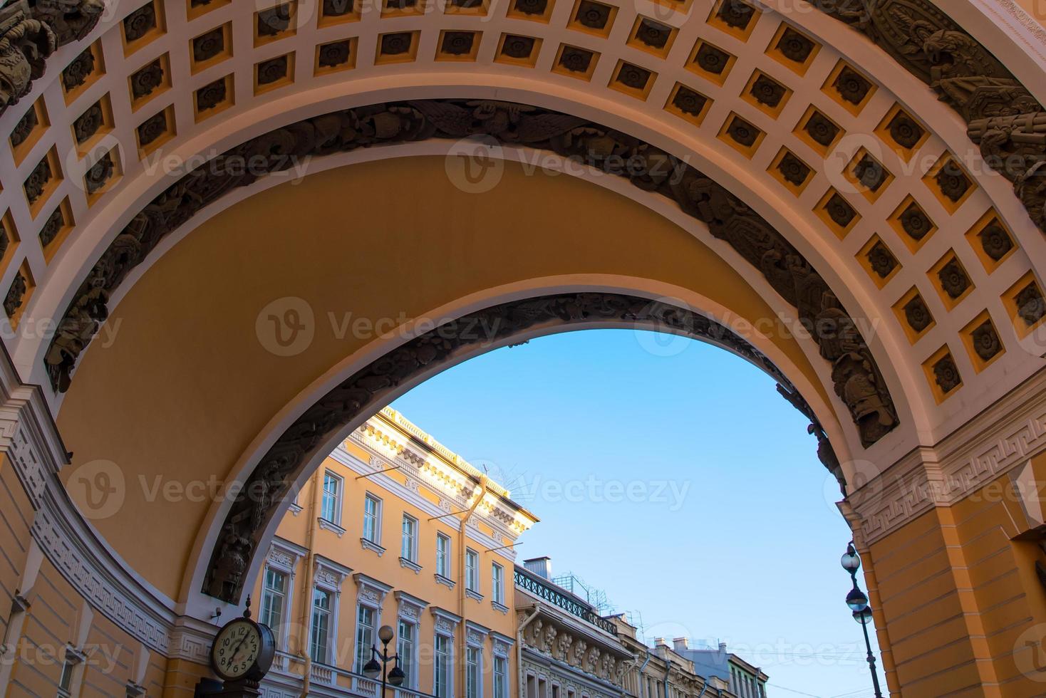 Edificio antiguo en la plaza del palacio en San Petersburgo, Rusia foto