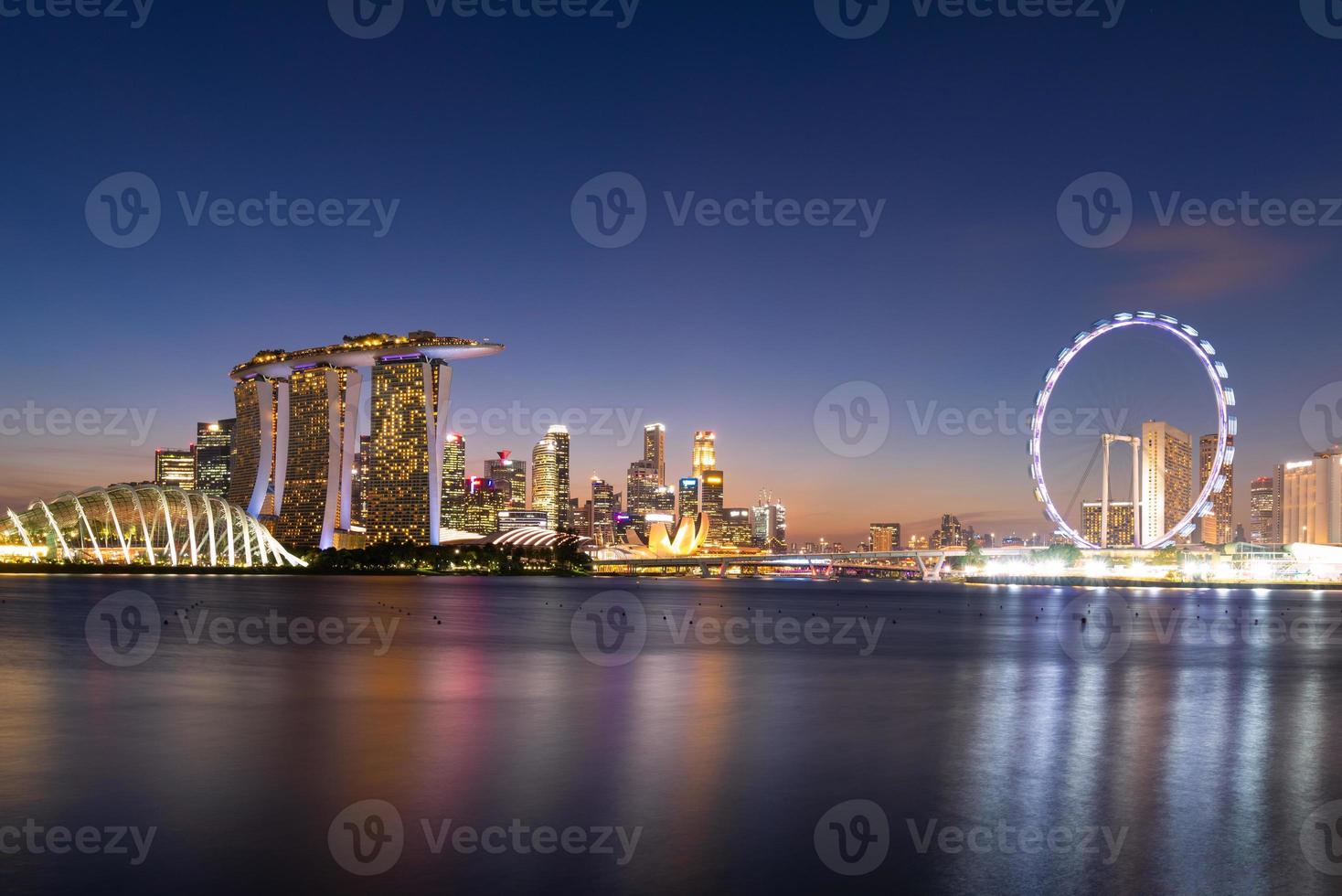 Vista panorámica del área de construcción del centro de negocios durante el crepúsculo en Singapur. foto