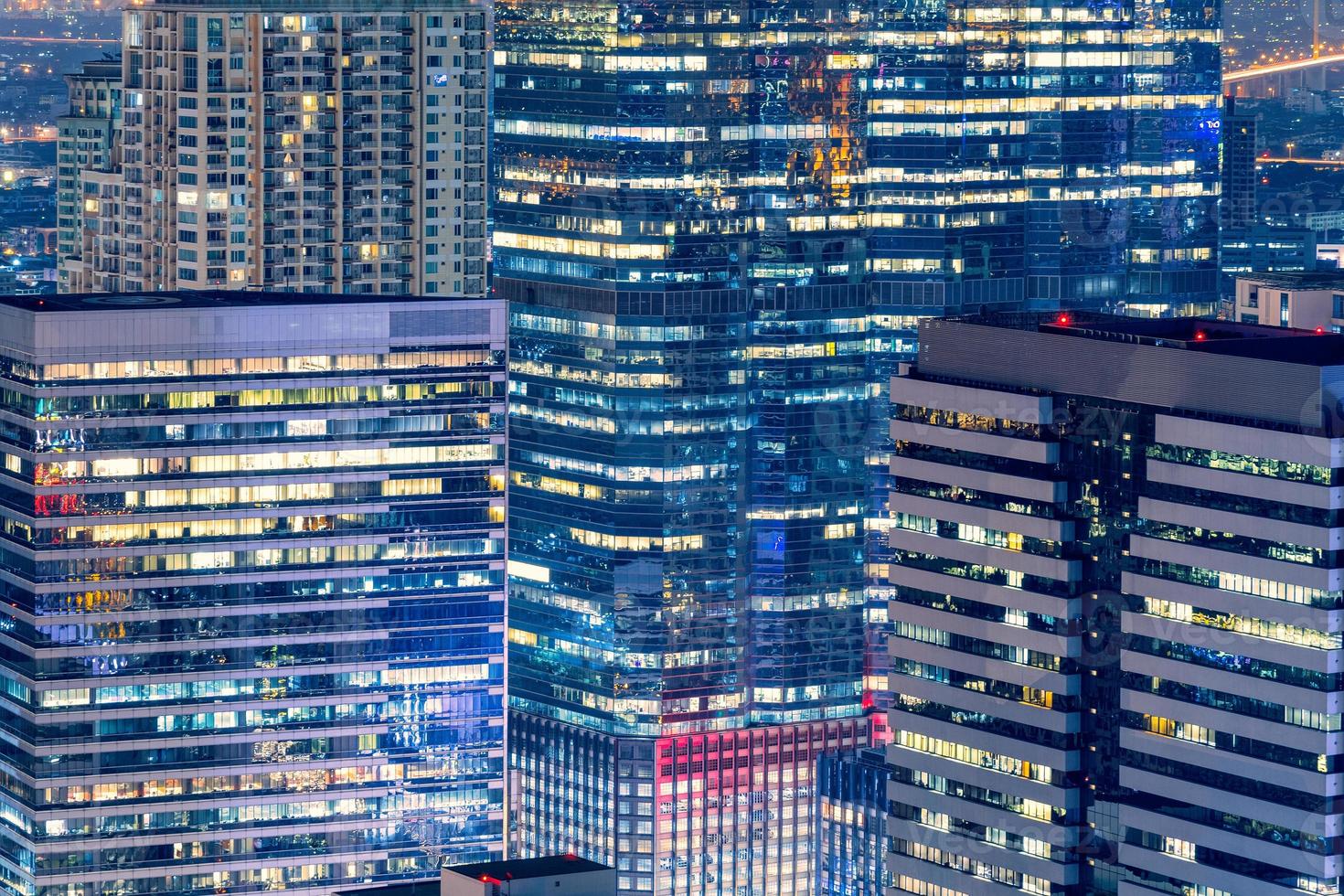 Horizonte de edificio moderno en la zona de negocios en el gran centro de la ciudad por la noche foto