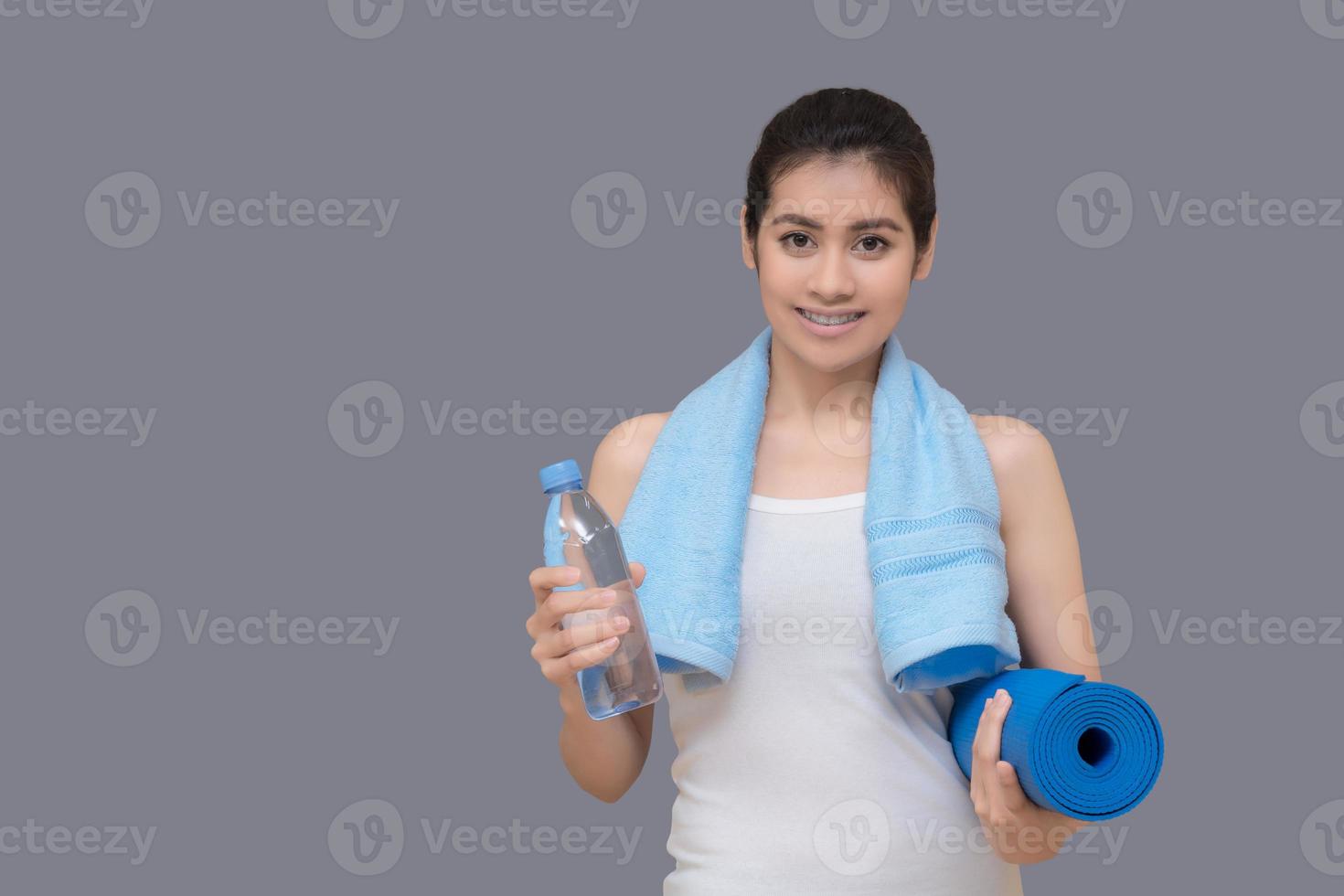 Mujer sana lista para hacer ejercicio en el gimnasio deportivo, chica haciendo deporte interior.Diseño de fotografía para mujer deportiva fitness y concepto de salud. foto