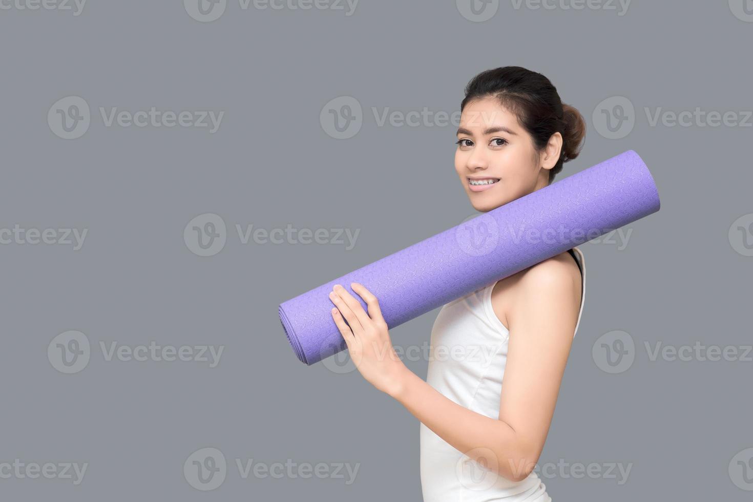 Mujer sana lista para hacer ejercicio en el gimnasio deportivo, chica haciendo deporte interior.Diseño de fotografía para mujer deportiva fitness y concepto de salud. foto