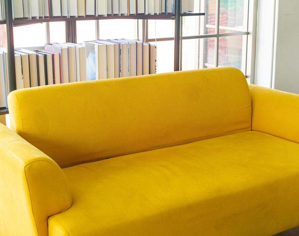 Decoración de sofá amarillo vacío en una habitación. foto