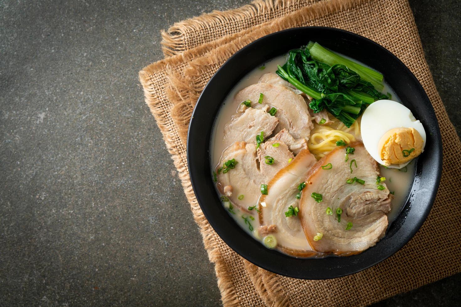 fideos ramen en sopa de huesos de cerdo con cerdo asado y huevo foto