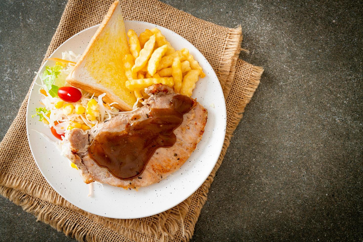 bistec de cerdo con salsa de pimientos negros foto