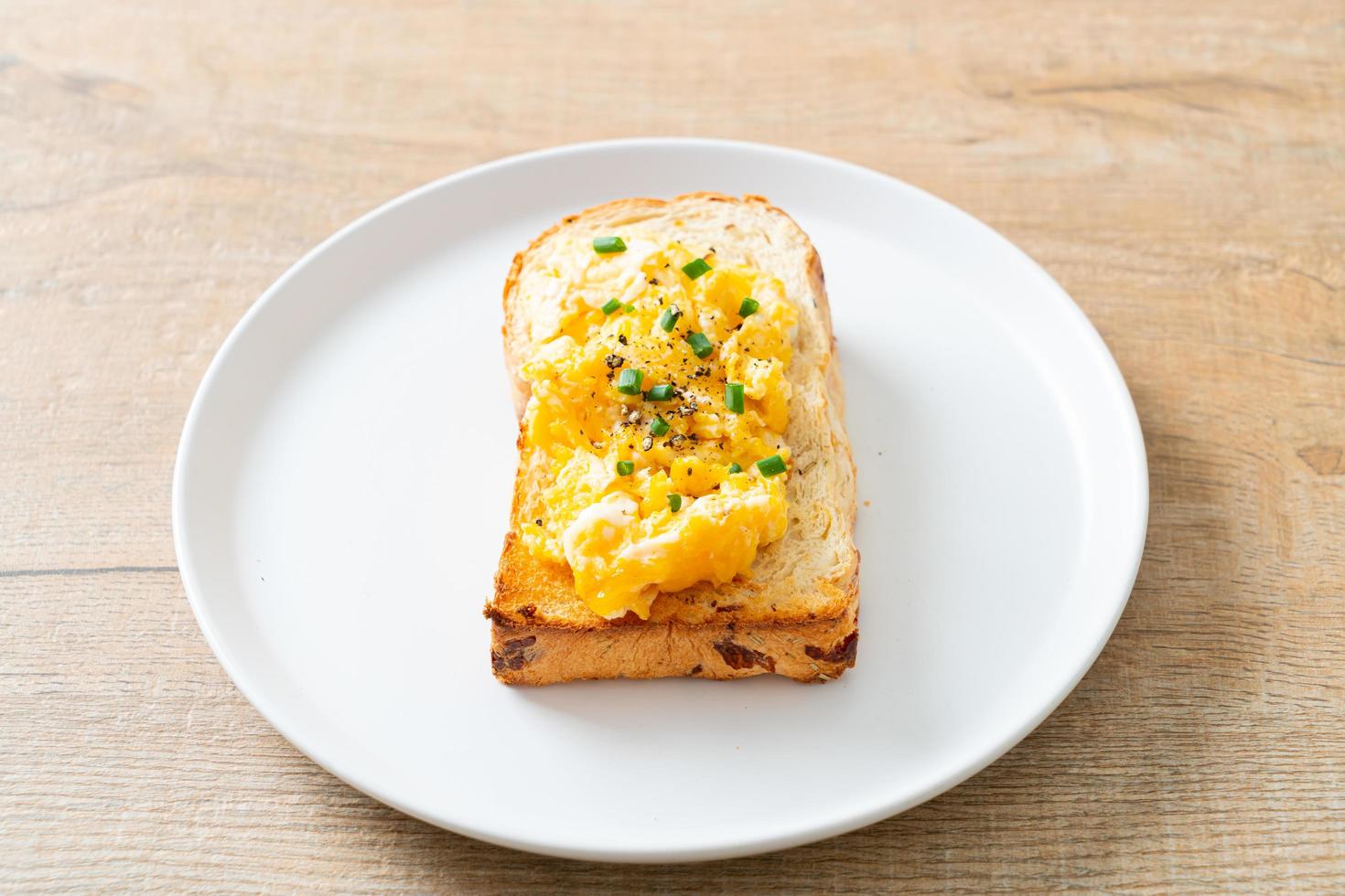 tostada de pan con huevos revueltos foto