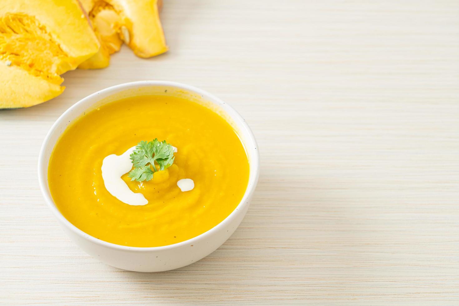 sopa de calabaza en un tazón blanco foto