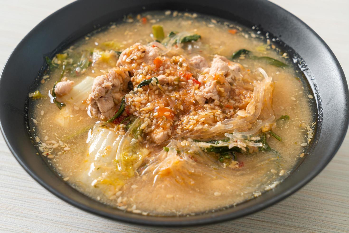 Sopa sukiyaki con cerdo al estilo tailandés foto