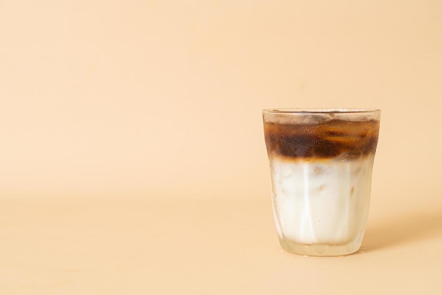 café helado con capa de leche en vaso foto