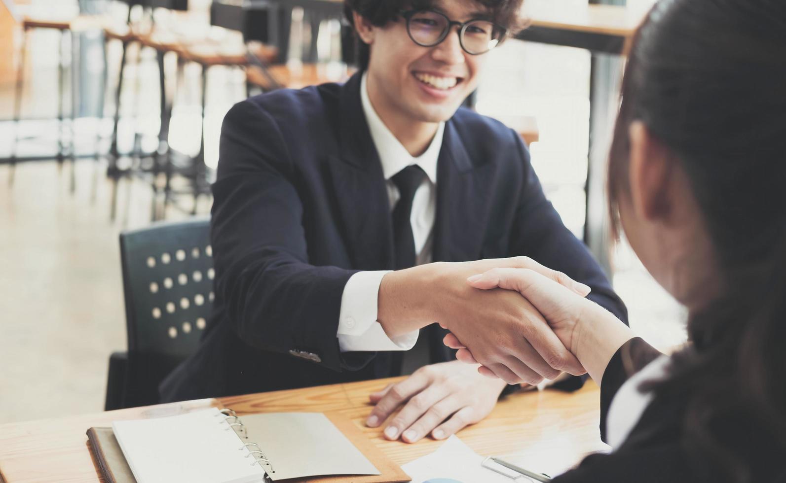 concepto de consulta y reunión de asociación empresarial. imagen apretón de manos de empresarios. Apretón de manos de empresarios exitosos después de un buen trato. concepto de apoyo grupal. foto