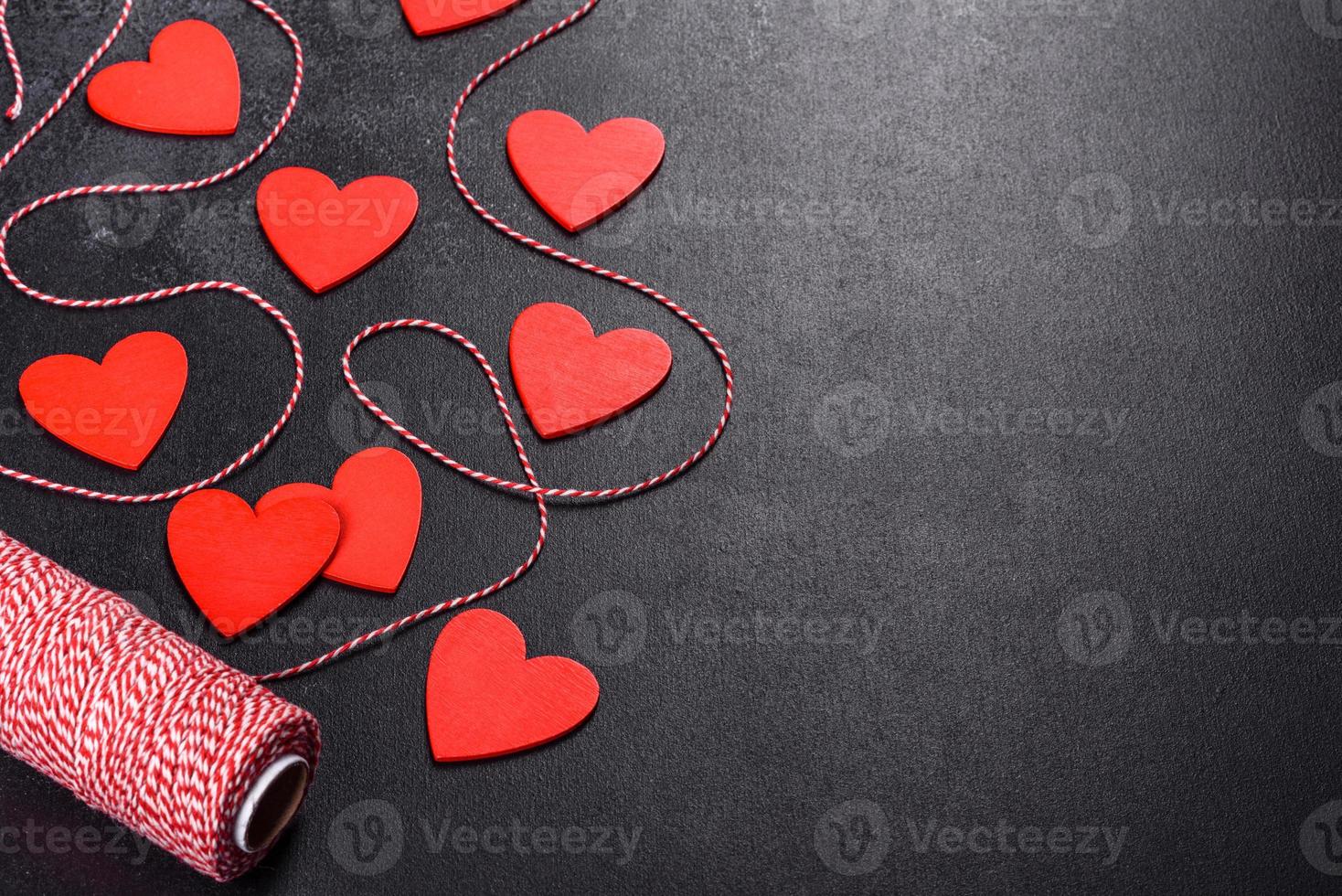 hermoso fondo con corazones blancos y rojos sobre una mesa oscura foto