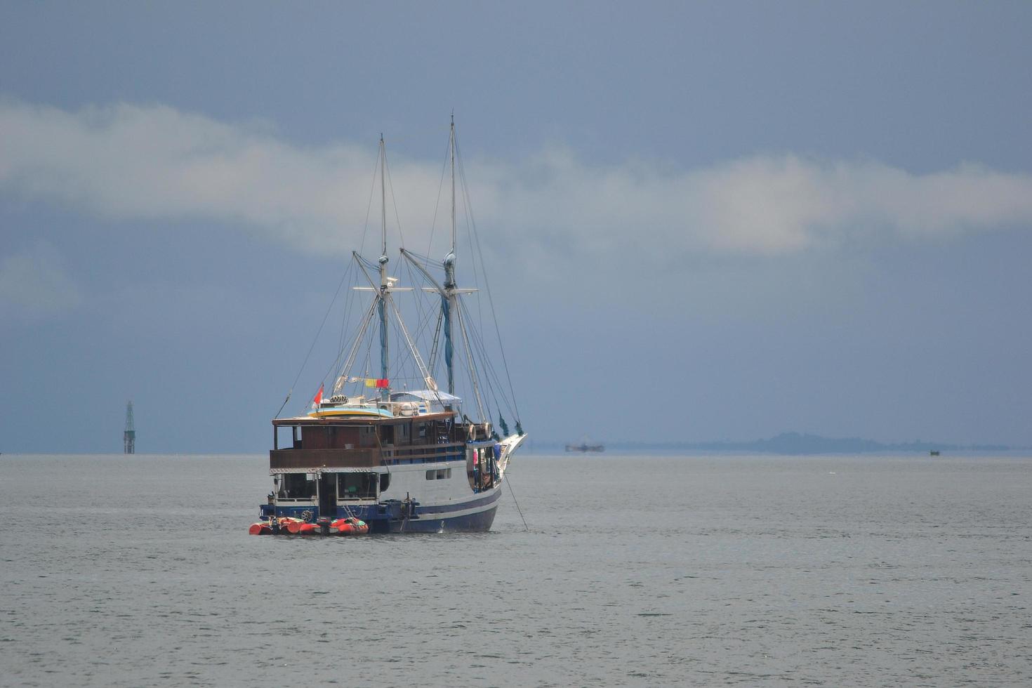 Un crucero amarrado en el mar. foto