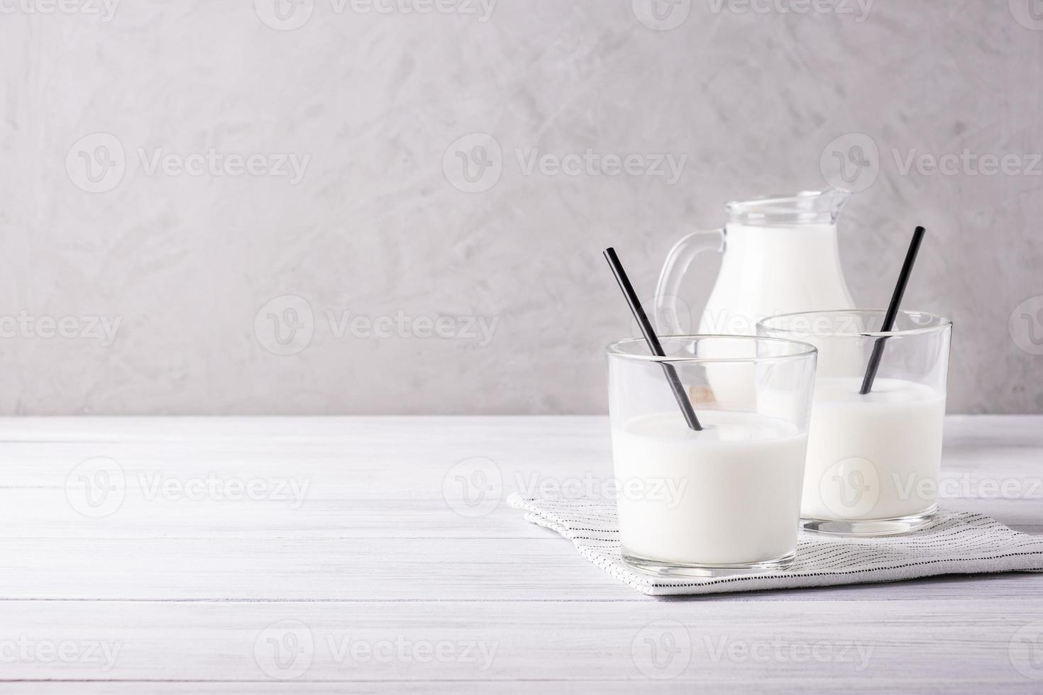 Vasos de vidrio para servir con leche. alimentos saludables y dietéticos, productos lácteos foto