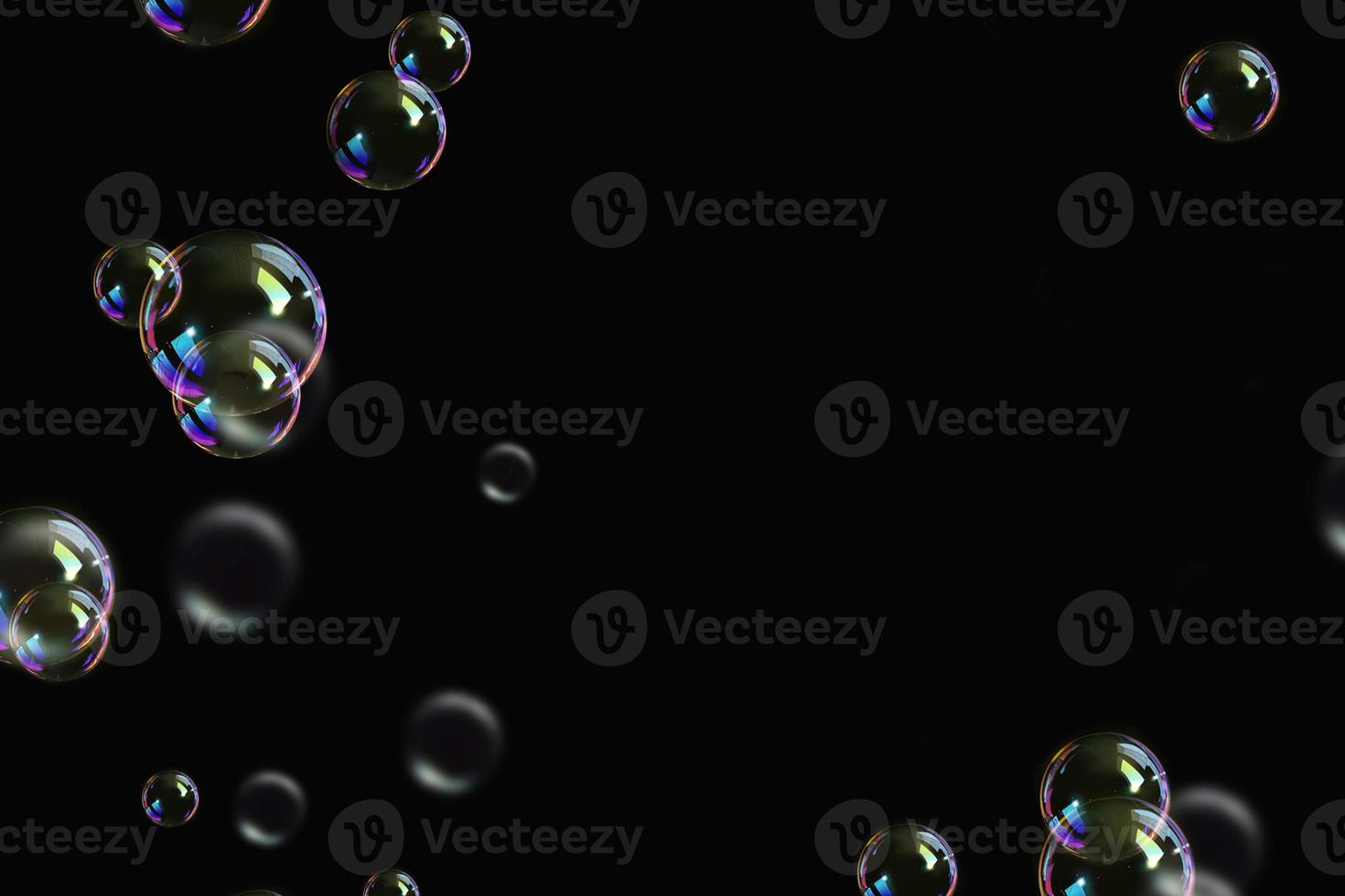 burbujas de colores transparentes patrón de jabón superposición partículas abstractas salpicaduras de agua en negro. foto
