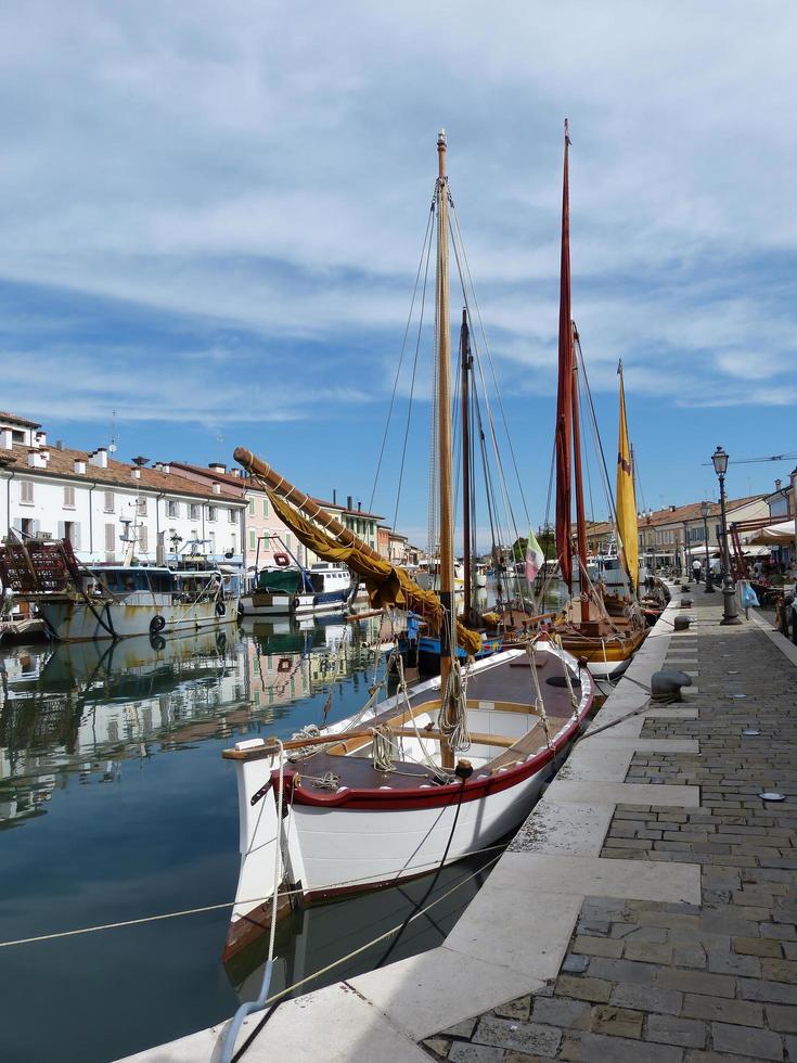 Barcos en el puerto del canal leonardesque en cesenatico, Italia foto